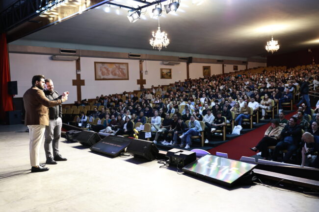 Janderson Santos em palestra de vendas para auditório lotado de empresários e vendedores Janderson Santos em palestra de vendas para auditório lotado de empresários e vendedores