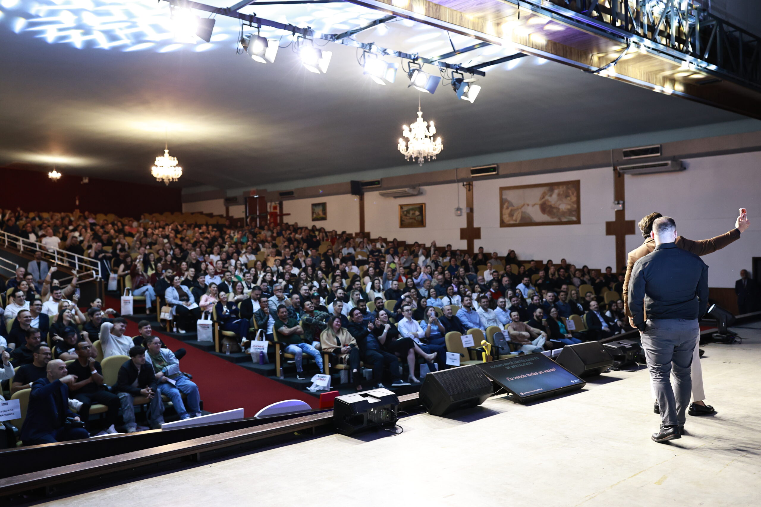Teatro lotado em Blumenau durante a palestra de vendas de Janderson Santos no 11 Homens e 1 Segredo