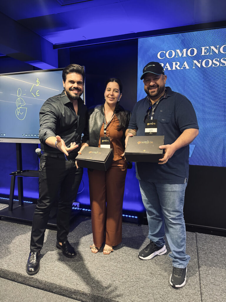 Janderson Santos com donos de empresa no palco do Despertar Empresarial