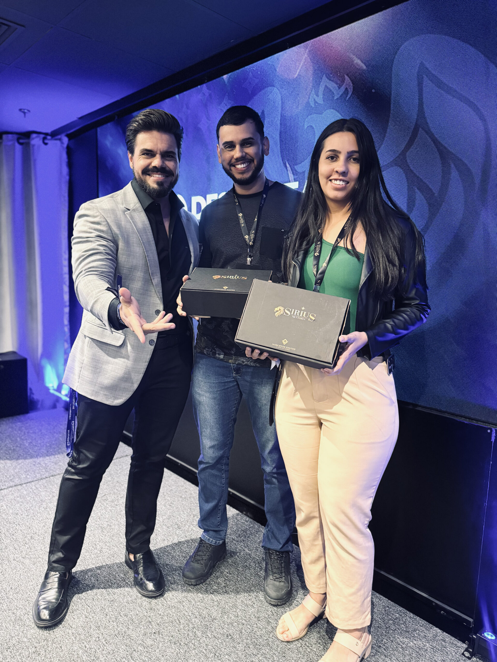Empresários recebem o kit do Despertar Empresarial ao lado de Janderson Santos, em Alphaville