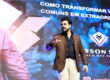 Janderson Santos no palco do 11 Homens e 1 Segredo, em Blumenau, com o slide Como transformar vendedores comuns em extraordinários