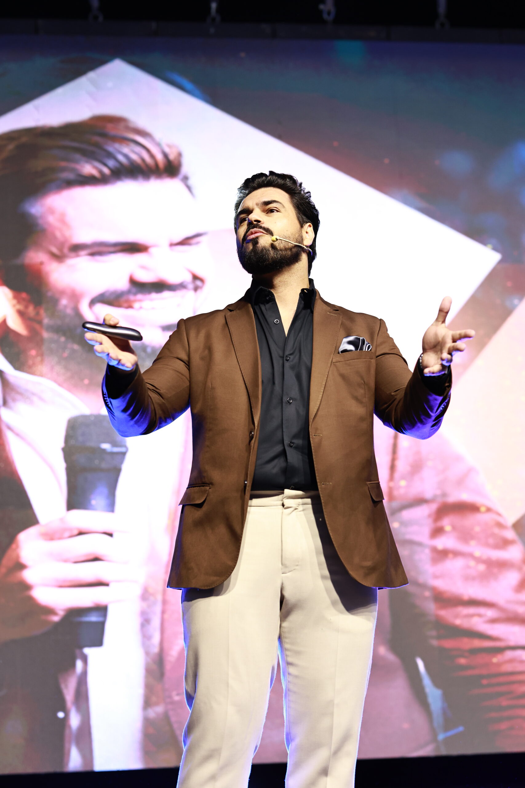 Janderson Santos, o Mago das Vendas, de blazer marrom, em palestra de vendas — treinamento de vendas para empresas de Fortaleza