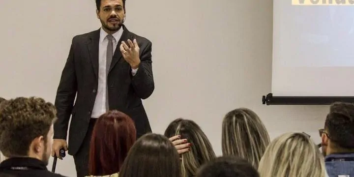 palestrante de vendas e motivação janderson santos realizando palestra palestrante de vendas e motivação janderson santos realizando palestra claro