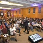 Fotos em congressos com o palestrante de vendas e motivação especialista em motivar equipes comerciais Janderson Santos convenção