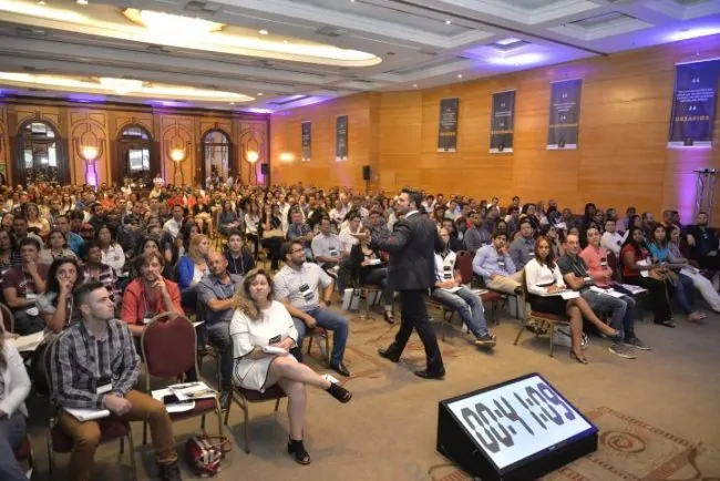 Fotos em congressos com o palestrante de vendas e motivação especialista em motivar equipes comerciais Janderson Santos Minas Gerais Fotos em congressos com o palestrante de vendas e motivação especialista em motivar equipes comerciais Janderson Santos convenção