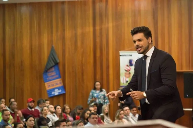 janderson santos palestra de vendas são paulo kla palestrante janderson santos fazendo gesto motivacional