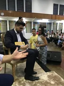JANDERSON SANTOS AUTOGRAFA LIVRO SEBRAE PORANGATU