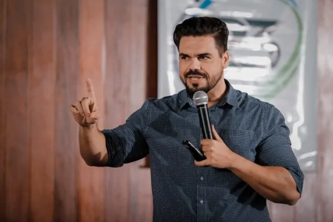 Janderson Santos é um dos melhores palestrantes de vendas do brasil Janderson Santos é um dos melhores palestrantes de vendas do brasil