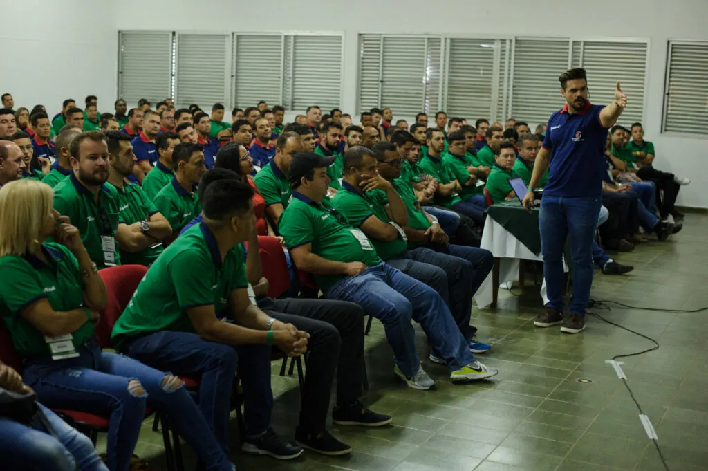 palestrante-janderson-santos-especialista-em-motivação-de-equipes-comerciais.jpeg