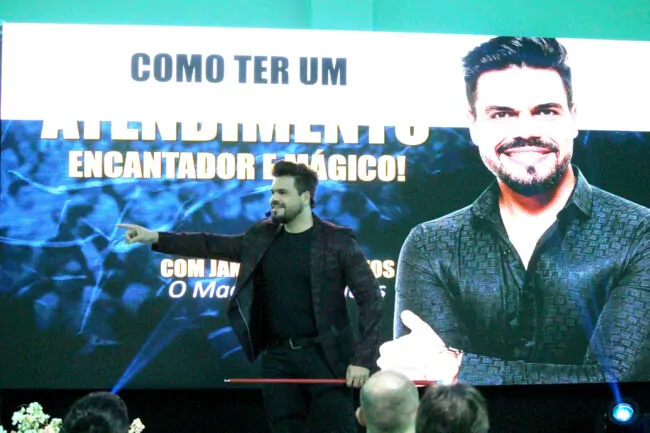 JANDERSON SANTOS EM LARANJEIRAS SICREDI FORTALECE Janderson Santos, o Mago das Vendas, palestrante de vendas em um evento