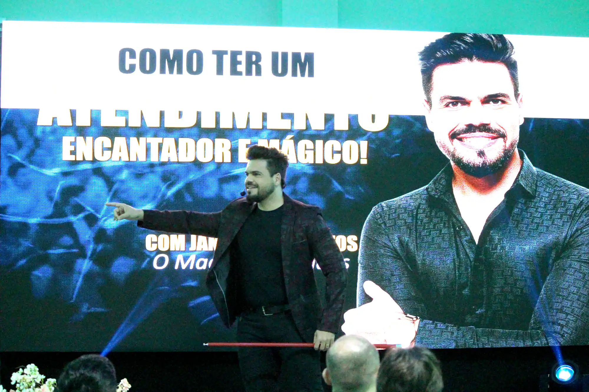 JANDERSON SANTOS EM LARANJEIRAS SICREDI FORTALECE Janderson Santos, o Mago das Vendas, palestrante de vendas em um evento