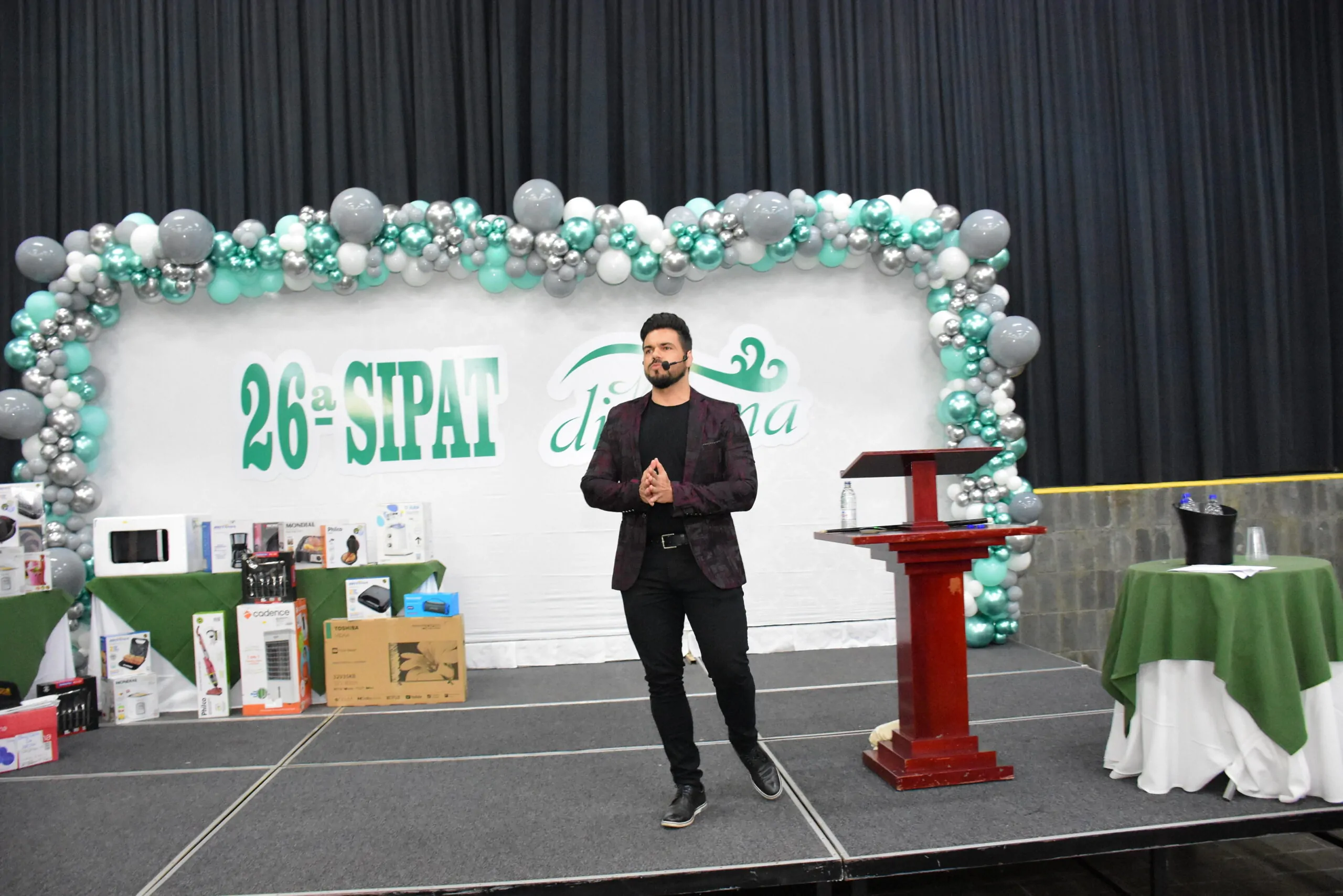 palestrante janderson santos realiza palestra sipat diroma Janderson Santos, o Mago das Vendas, palestrante de vendas em um evento