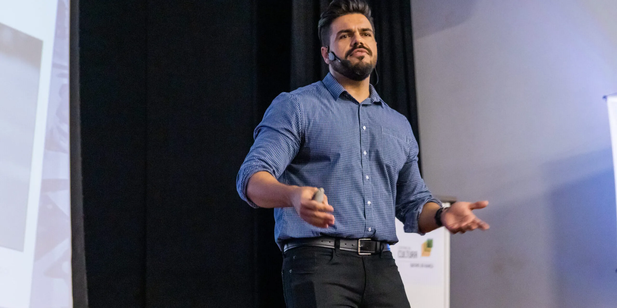 Janderson Santos, o Mago das Vendas, palestrante de vendas em um evento