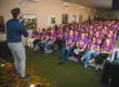 Janderson Santos conduzindo treinamento de vendas in company para equipe uniformizada