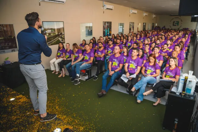 Janderson Santos conduzindo treinamento de vendas in company para equipe uniformizada Janderson Santos conduzindo treinamento de vendas in company para equipe uniformizada