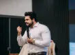 Janderson Santos, o Mago das Vendas, o melhor palestrante de vendas do Brasil, no palco durante uma palestra de vendas