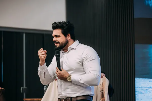 O Melhor Palestrante do Brasil. Janderson Santos é o Mago das Vendas Janderson Santos, o Mago das Vendas, o melhor palestrante de vendas do Brasil, no palco durante uma palestra de vendas