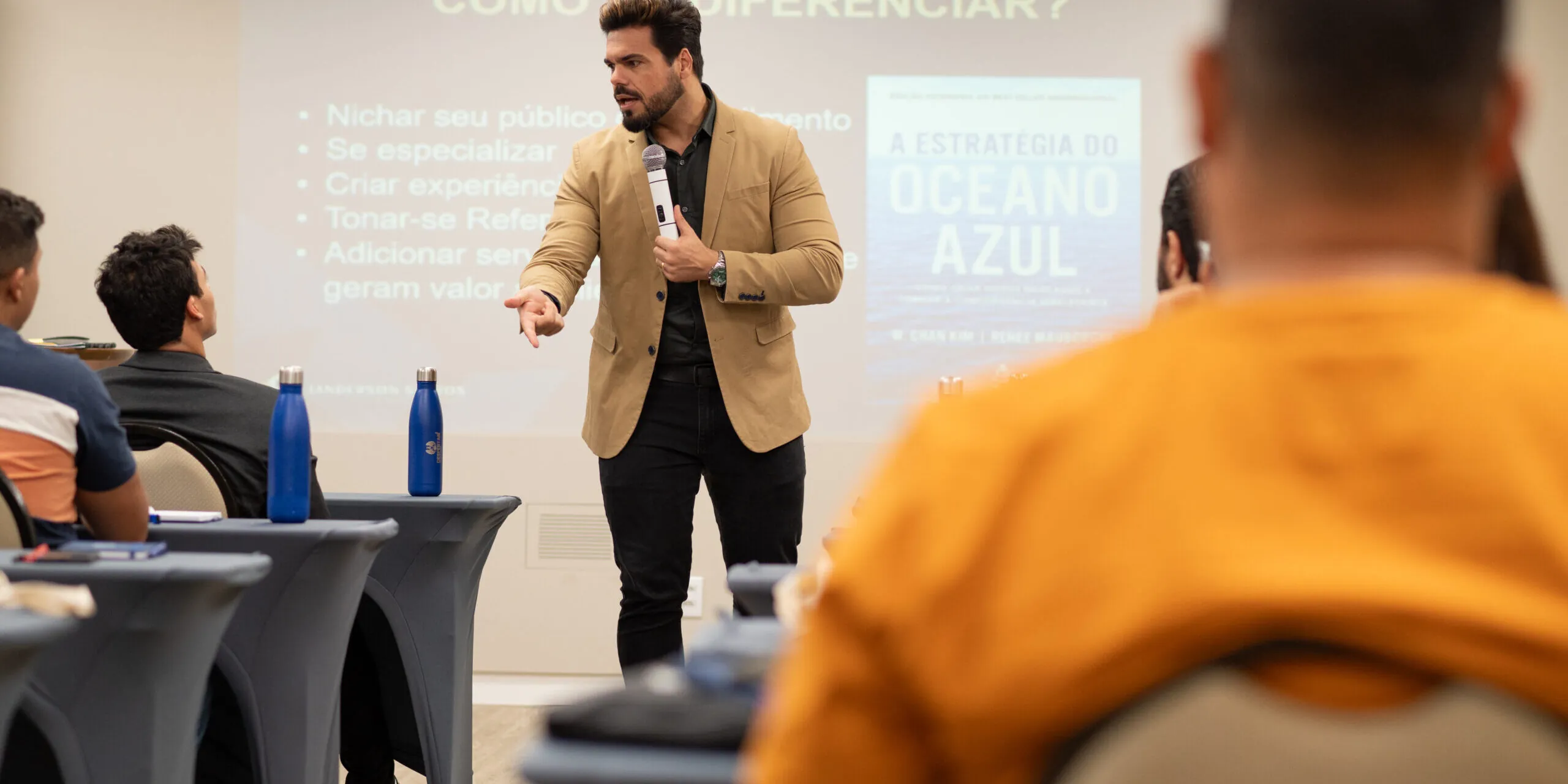 Janderson Santos ensinando como se diferenciar em vendas durante o Despertar Empresarial Janderson Santos ensinando como se diferenciar em vendas durante o Despertar Empresarial