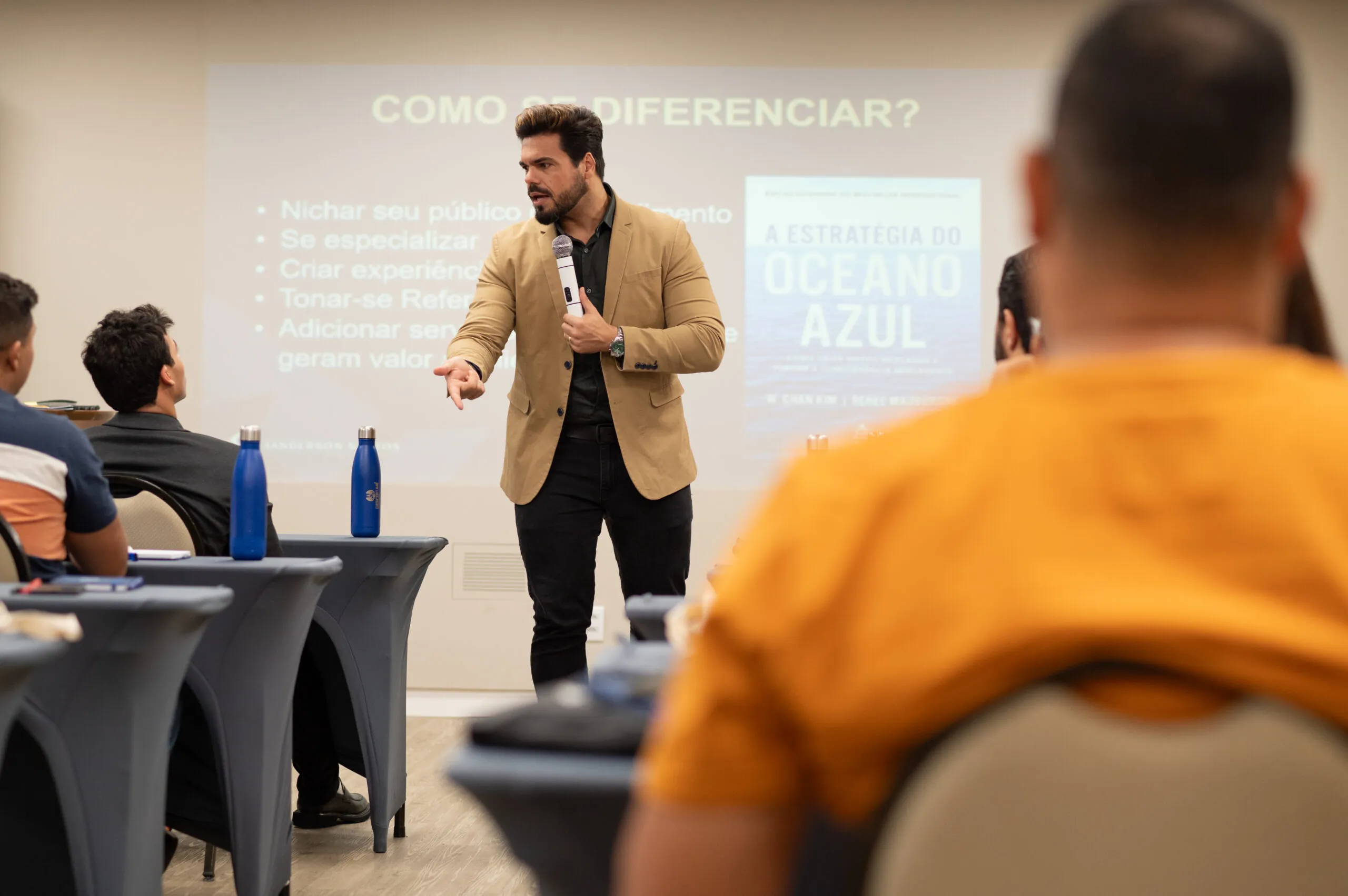 Janderson Santos ensinando como se diferenciar em vendas durante o Despertar Empresarial Janderson Santos ensinando como se diferenciar em vendas durante o Despertar Empresarial
