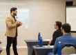 Janderson Santos, de blazer bege, conduzindo o treinamento Despertar Empresarial para empresários