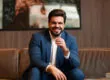 Janderson Santos, o Mago das Vendas, sorrindo durante o treinamento Despertar Empresarial