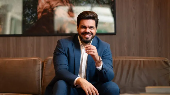 Janderson Santos, o Mago das Vendas, sorrindo durante o treinamento Despertar Empresarial Janderson Santos, o Mago das Vendas, sorrindo durante o treinamento Despertar Empresarial