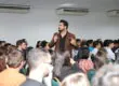 Janderson Santos em pé diante de sala lotada durante treinamento de vendas