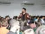 Janderson Santos em pé diante de sala lotada durante treinamento de vendas