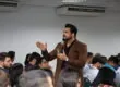 Janderson Santos gesticulando durante treinamento de vendas para equipe de vendedores