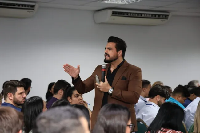 Janderson Santos gesticulando durante treinamento de vendas para equipe de vendedores Janderson Santos gesticulando durante treinamento de vendas para equipe de vendedores