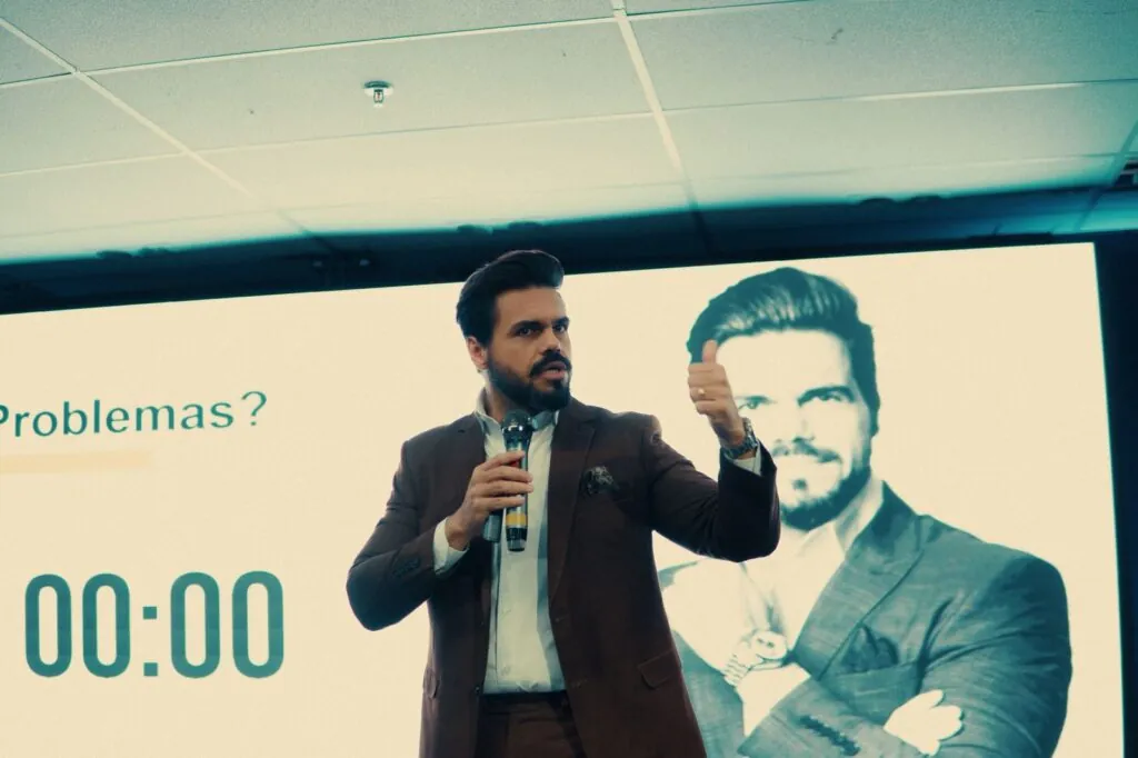 Palestrante Janderson Santos durante o unico treinamento de gerentes do Brasil
