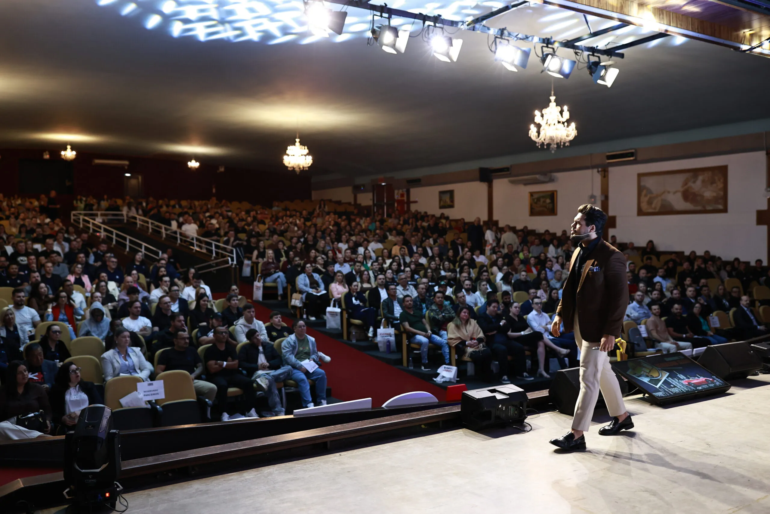 Janderson Santos, o Mago das Vendas, palestrante de vendas, no palco do evento Dono no Comando