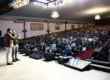 Janderson Santos em palestra de vendas para auditório lotado de empresários e vendedores