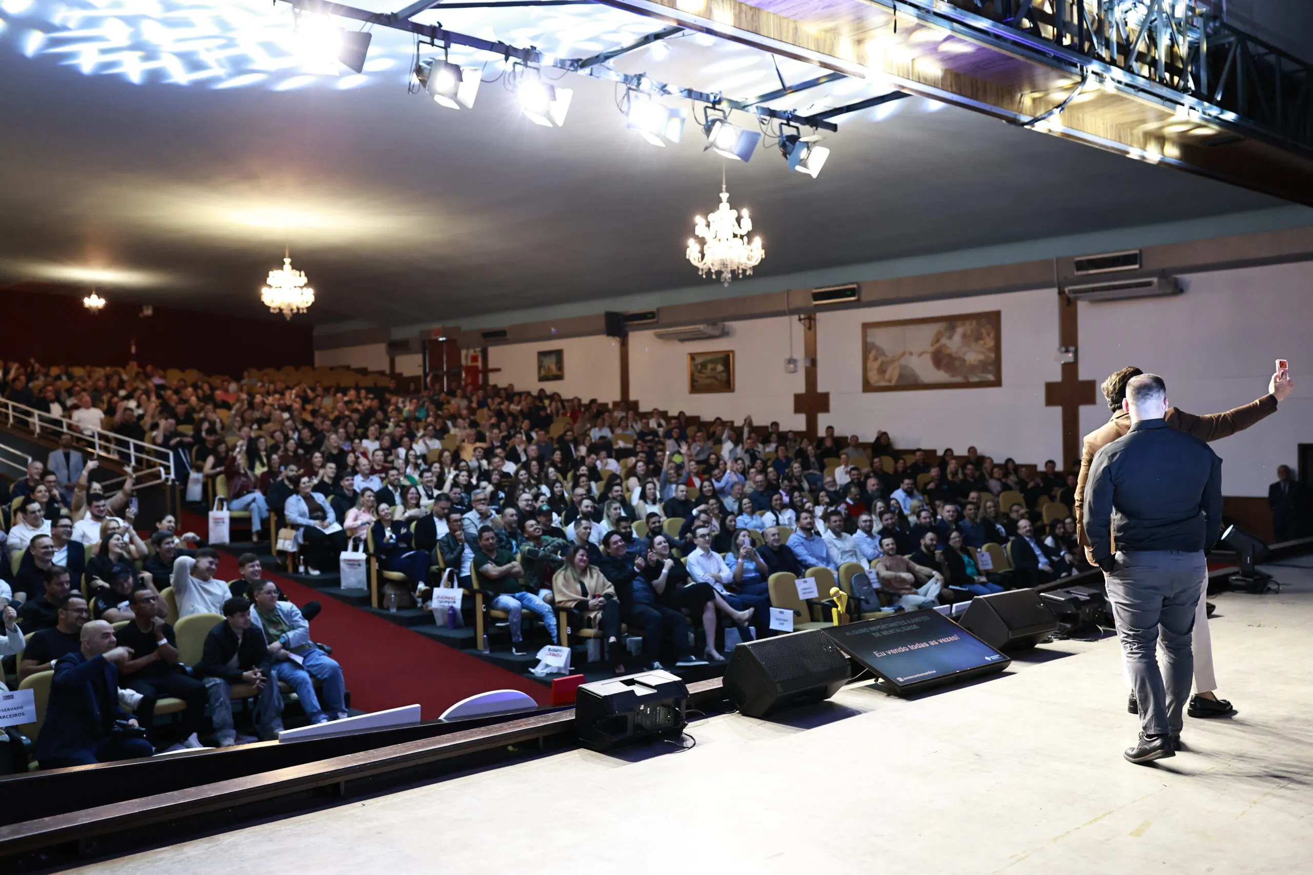 Janderson Santos, o Mago das Vendas, palestrante de vendas, no palco do evento Dono no Comando