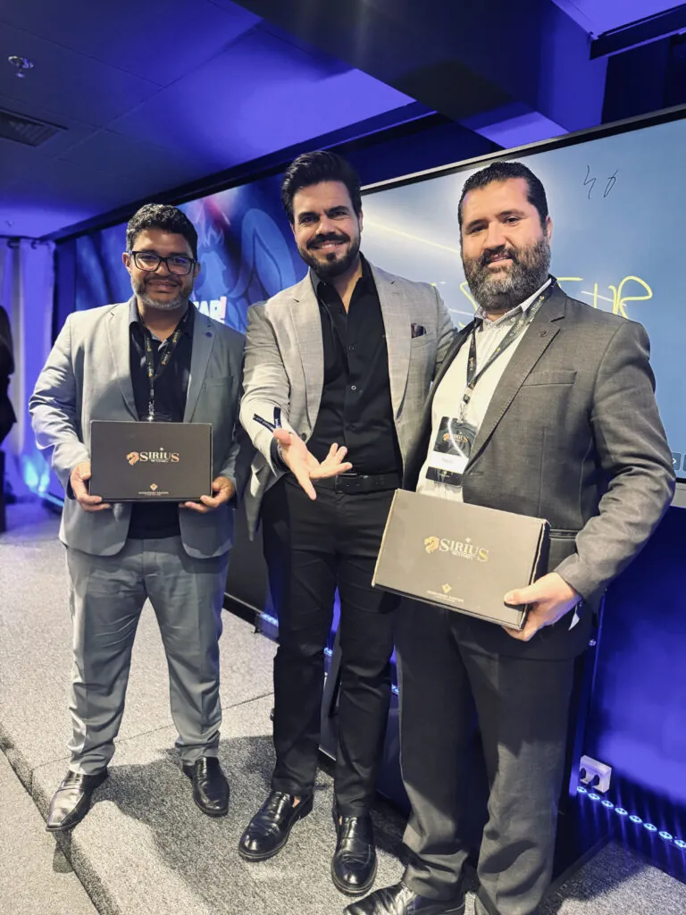 Janderson Santos com empresários participantes de treinamento para donos de empresa