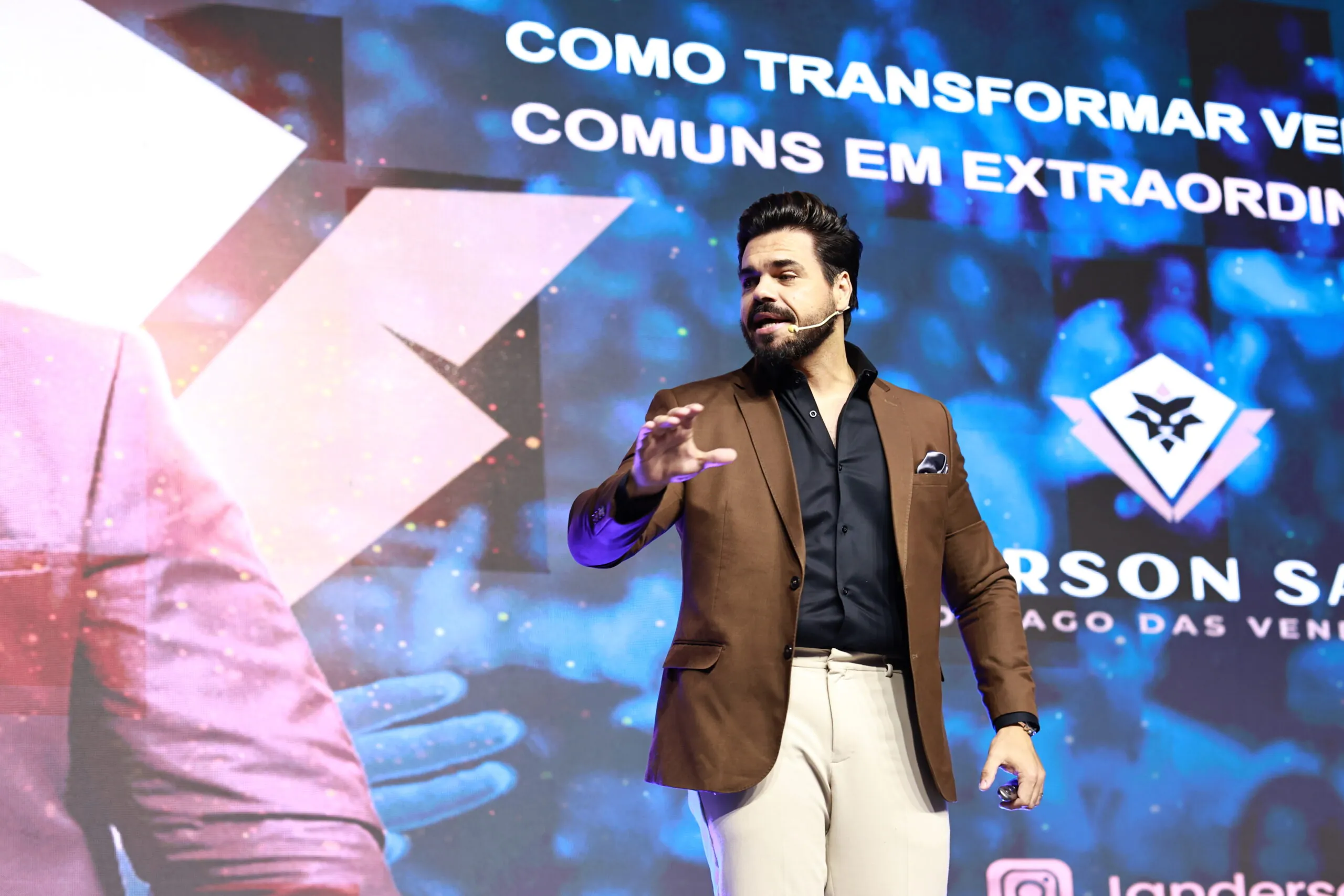 Janderson Santos, palestrante de vendas e Mago das Vendas, conduzindo o treinamento Dono no Comando para empresários de Pouso Alegre