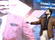 Janderson Santos, o Mago das Vendas, no palco durante treinamento para empresários e vendedores